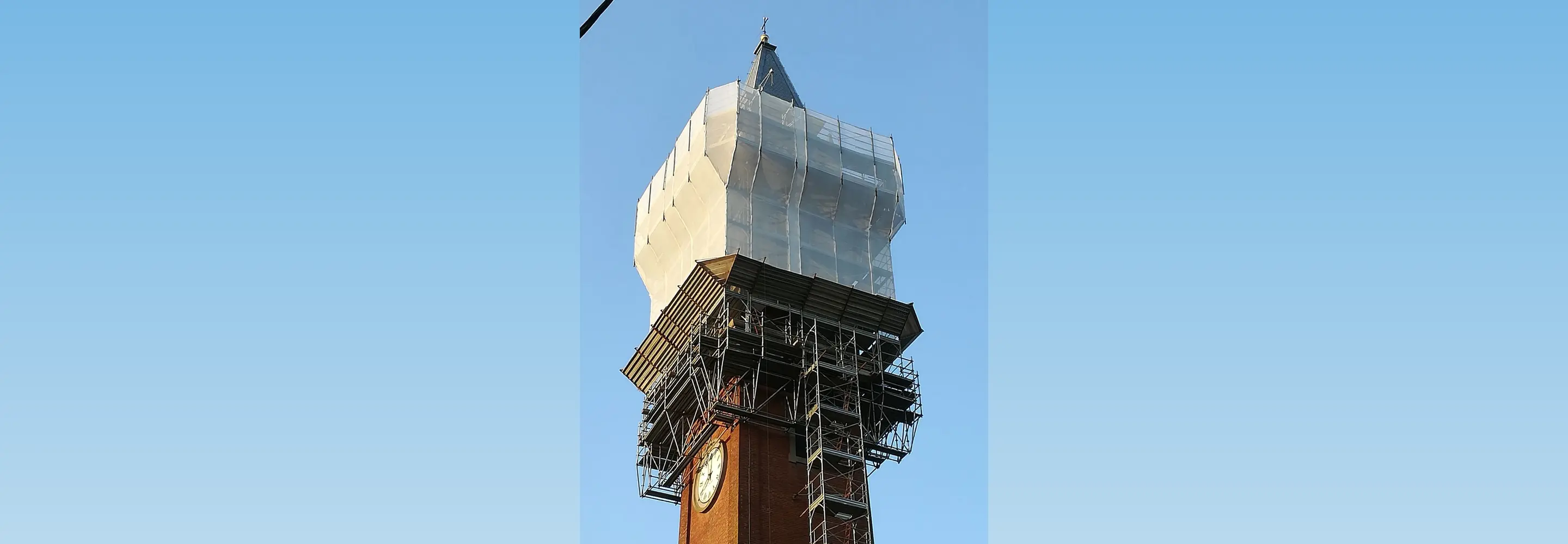 Ponteggio installato su torre campanaria