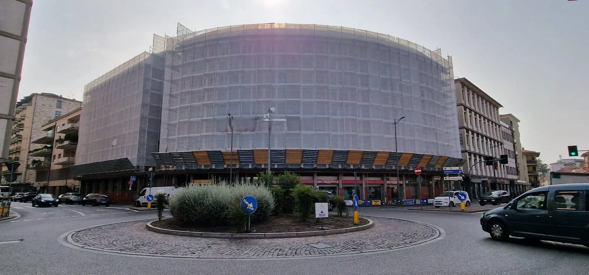 Ponteggio con telo protettivo su edificio urbano