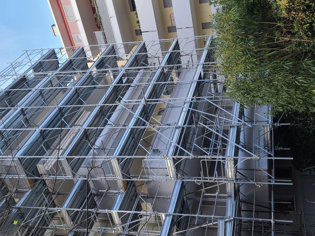 Ponteggio a sbalzo in tubo e giunto