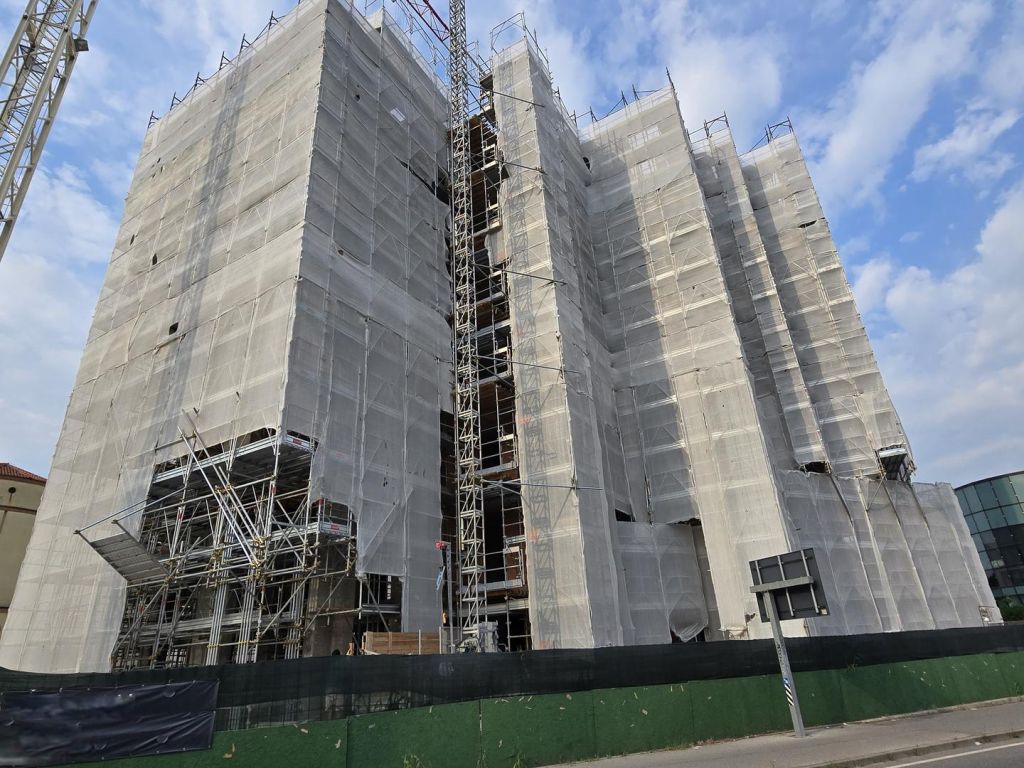 Struttura a telai prefabbricati e tubo e giunto con installazione di macchina elettrica di sollevamento
